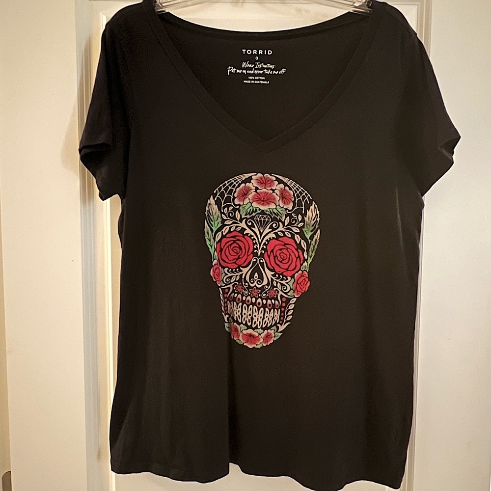 Black Torrid skull t-shirt in size 0.